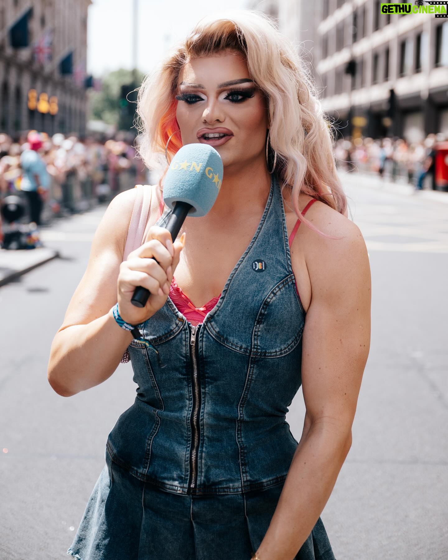 Kitty Scott-Claus - 5.2K Likes - Channeling my best Bridget Jones reporting for Sit up Britain- jokes, had the best time reporting for @gaystarnews for @prideinlondon. Thank you so much @conorclark- we had a ball talking to the most fab people!
📸 by @jade.fi1m for @gaystarnews