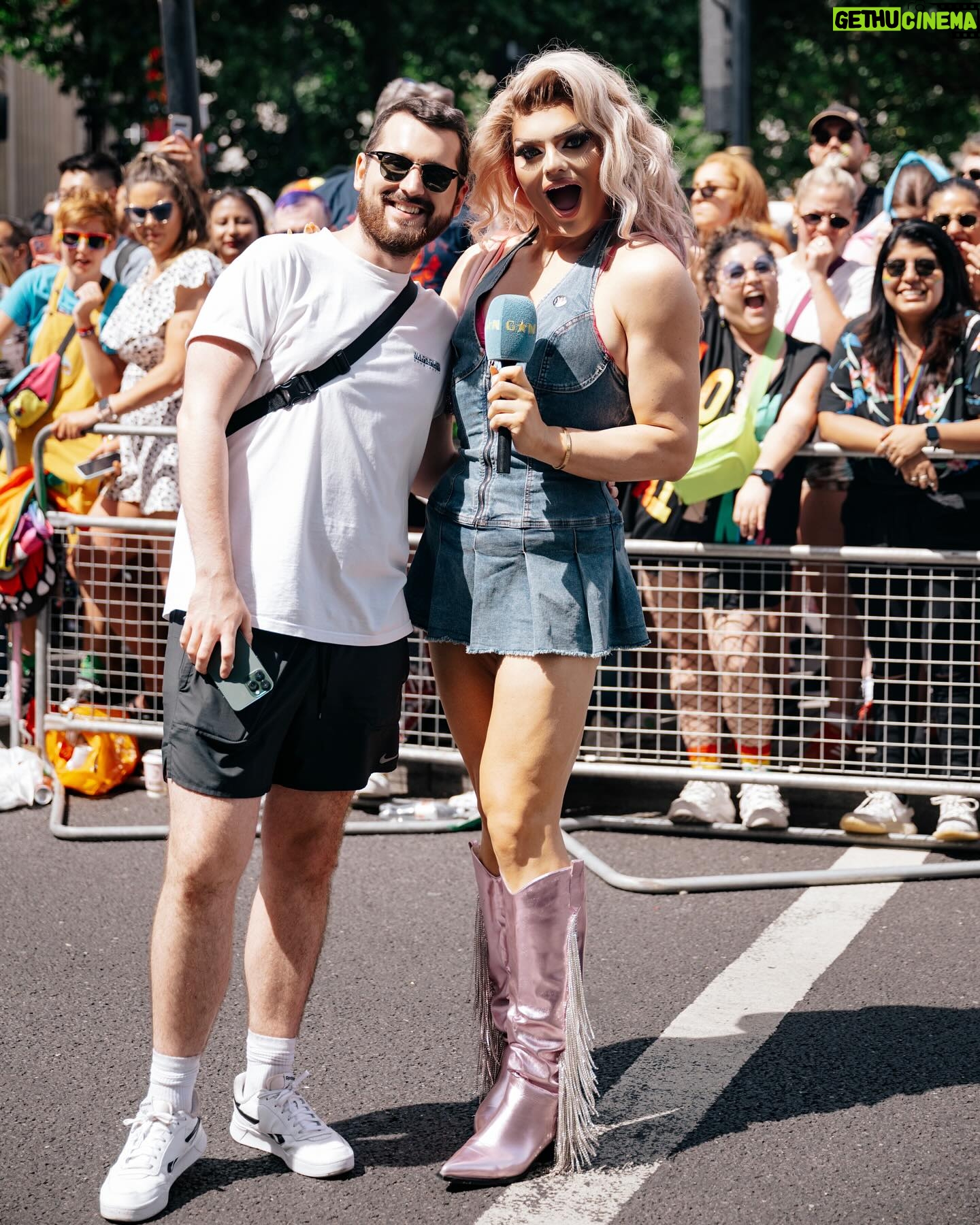 Kitty Scott-Claus - 5.2K Likes - Channeling my best Bridget Jones reporting for Sit up Britain- jokes, had the best time reporting for @gaystarnews for @prideinlondon. Thank you so much @conorclark- we had a ball talking to the most fab people!
📸 by @jade.fi1m for @gaystarnews