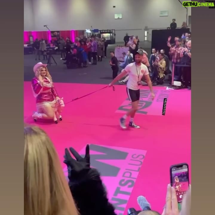 Kitty Scott-Claus - 3.4K Likes - Save a Cowboy, ride a tiny little horse 🐎
DragCon day 1 dump xoxo @rupaulsdragcon
Look by @joshuahansler
Hair by @stevenaustinhairartist