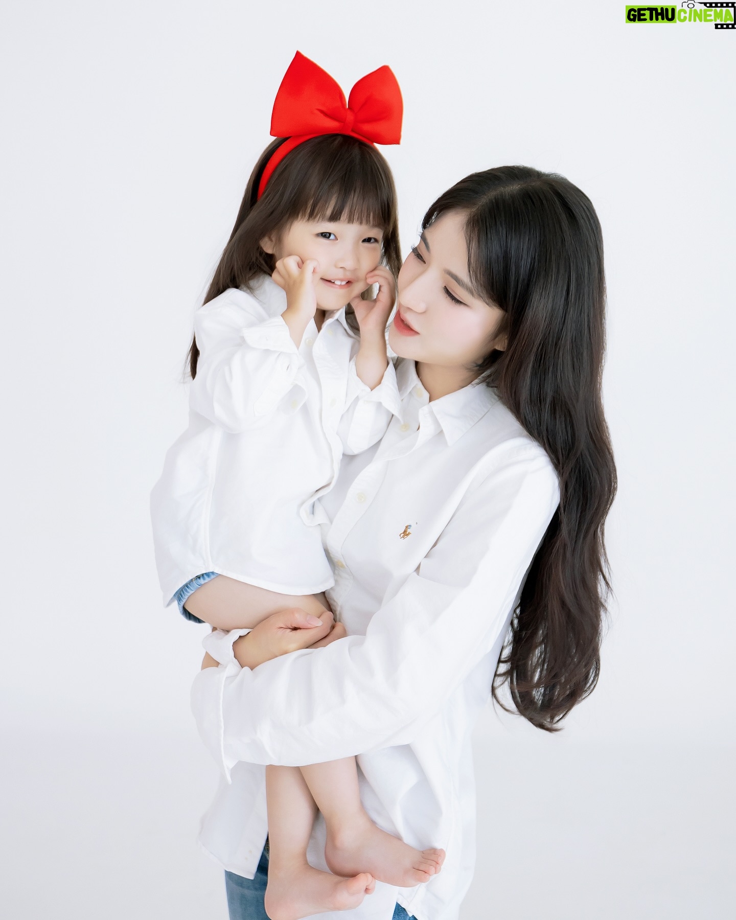 Kiu - 36K Likes - 한부모 가정으로 웨딩 사진을 찍지 않은 모녀에게 특별한 추억을 만들어드리고 싶었어요.
다양한 이유로 웨딩사진을 남기지 못한 분들을 위해 #웨딩어게인 프로젝트를 하고 있어요.
이번 사연은 아이를 지키기 위해 용기있는 결정을 한 엄마와 소중한 아이의 이야기입니다 :) 인생에 웨딩드레스를 입어볼 기회가 없을 것 같고, 이번 기회를 통해 딸과 좋은 추억을 남기고 싶다는 사연에 흔쾌히 협찬을 해주신 많은 분들 너무 감사합니다.
메이크업 소정실장님 @jrmsgo
드레스 켈리손윤희 @sonyunhui
사진 진태용스냅 @jintaeyong.studio
꽃&식물 더루즈 @therouge_flower
진행 수진이사님 @ssu_ouioui
지원과 촬영 헤메코 @hemeko.o
너무 예쁜 모녀이지 않나요 ? ㅎㅎ
이번 작품도 많은 분들의 도움으로 완성된 프로젝트입니다 :)
자세한 내용은 헤메코와 기우쌤 채널에서 확인 가능합니다.
좋아요와 구독은 컨텐츠를 만들어 가는데에 큰 힘이 됩니다 :)
