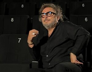 Kıvanç Baruönü Instagram - Bugün çok keyifli bir çekim yaptık, uzun zamandır takip ettiğim ve bana göre Türk sineması adına tarihe belge bırakan bir işin içinde olmak öncelikle bana büyük heyecan verdi. @varyetebros’tan bahsediyorum. Mutlaka içinizde takip edenler, bilenler vardır. İkinci sezon için çekimleri devam ediyor ve bir süredir pek çok yönetmeni ağırladıkları, onları bizlere tanıttıkları ve bana göre büyük bir açığı dolduran değerli bir proje :) eeee lafı fazla uzatmayayım zaten her şeyi orada anlattım:) sürpriz olsun…  @varyetebros @emince ( bu arada konuşurken elimi kolumu ne kadar çok kullanıyormuşum farkettiniz mi?)