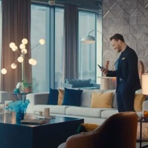 Kıvanç Baruönü Instagram - Sonuna Kadar İzleyin, Bakın Neler Oluyor, Neler:) Az zamanda çok işler başardık denir ya, sıkışık bir takvimde keyifli bir proje oldu son çektiğimiz Turkcell filmi… Senelerdir kimi projelerde hep bir araya gelecek gibi olup nedense denk düşememiştik hiç Kerem’le… Öncelikle Turkcell’e kendi adıma bana bu şansı verdiği için teşekkür etmem gerek sanırım. Yakından tanıyınca, bir kat daha sevdim. Çalışması çok keyifli, disiplinli, çalışkan ve her şeyden öte girdiği karaktere kendine has ayrı bir hava katan, özel oyunculardan biri Kerem! Filmin sonunda size küçük bir süprizimiz var, aaaa bu arada hani bilenler tanıyanlar zaten benim söylememe gerek kalmadan farketmişlerdir ama kamera önünde bu sefer Kerem yalnız değil, annesi onu yalnız bırakmadı. Filmin sonunda da ana oğul tatlı dedikodumu yapmışlar… İzleyin bakalım, sevecek misiniz?  Bu arada az zamanda çok işler yaptık derken, yalnız değildim tabii ki öncelikle 30 yıldır bizleri her alanda destekleyen Turkcell’e “bizimle çalıştığı“ için teşekkür ederek başlayalım. Sonrasında ajansımız Rafineri’ye, tabii ki filmi bambaşka bir noktaya taşıyan, acaba mı dediğimiz her şeye, “süper, hadi yapalım” diyerek bizden çok sahip çıkan, emek veren @thebursin ve ekibine saç makyaj kostüm styling ekiplerine, @gunfer ve @organicfilm ekiplerine… Sette büyük bir koşturma içinde güler yüzle çalışan başta görüntü yönetmenimiz @burakturan_dop ve ışıktan sete tüm arkadaşlarıma çok teşekkür ederim… Yardımcı yönetmenimiz @tanerserdarr ve ekibi onları da bir hayli yorduk. Haliyle post aşamasında beni hiçbir zaman yalnız bırakmayan @nesskuss  sonrasında @istanbulpostproduction ve post sorumlumuz @sanemadilecelik az nazımızı çekmediniz. Ama sonu güzel oldu:) Herkesin eline sağlık #turkcellleçalışıyor 30. Yaşınız Kutlu Olsun