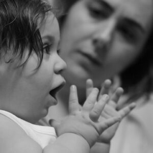 Kıvanç Baruönü Instagram - Bütün annelerimizin ellerinden öperim… Böylesi günlerde bir şey paylaşırken insanın içi burkuluyor, bilmeden kayıpları olanları, sevdiklerinden ayrı düşmüş olanları kırıp üzmekten çekiniyor.Bütün annelerimizin, anneannelerimizin, babaannelerimizin, halalarımızın, teyzelerimizin, anne olacakların ve kendini anne hisseden seven, koruyan, sarmalayan kadınlarımızın anneler günü kutlu olsun… sizi seviyoruz. @senemmorgul @tctulinbaruonu @gunaymorgul