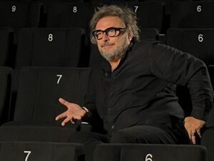 Kıvanç Baruönü Instagram - Bugün çok keyifli bir çekim yaptık, uzun zamandır takip ettiğim ve bana göre Türk sineması adına tarihe belge bırakan bir işin içinde olmak öncelikle bana büyük heyecan verdi. @varyetebros’tan bahsediyorum. Mutlaka içinizde takip edenler, bilenler vardır. İkinci sezon için çekimleri devam ediyor ve bir süredir pek çok yönetmeni ağırladıkları, onları bizlere tanıttıkları ve bana göre büyük bir açığı dolduran değerli bir proje :) eeee lafı fazla uzatmayayım zaten her şeyi orada anlattım:) sürpriz olsun…  @varyetebros @emince ( bu arada konuşurken elimi kolumu ne kadar çok kullanıyormuşum farkettiniz mi?)
