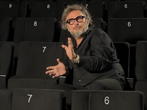 Kıvanç Baruönü Instagram - Bugün çok keyifli bir çekim yaptık, uzun zamandır takip ettiğim ve bana göre Türk sineması adına tarihe belge bırakan bir işin içinde olmak öncelikle bana büyük heyecan verdi. @varyetebros’tan bahsediyorum. Mutlaka içinizde takip edenler, bilenler vardır. İkinci sezon için çekimleri devam ediyor ve bir süredir pek çok yönetmeni ağırladıkları, onları bizlere tanıttıkları ve bana göre büyük bir açığı dolduran değerli bir proje :) eeee lafı fazla uzatmayayım zaten her şeyi orada anlattım:) sürpriz olsun…  @varyetebros @emince ( bu arada konuşurken elimi kolumu ne kadar çok kullanıyormuşum farkettiniz mi?)