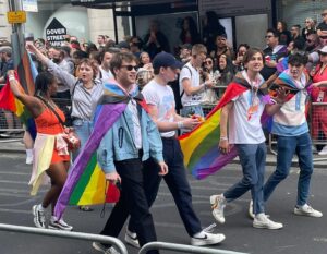 Kizzy Edgell Instagram - thank you so much to @prideinlondon for having us do your 50 seconds for 50 years for #AllOurPride
thank you so much to my castmates for being with me on one of the best days of my life, i love u so much
thank you everyone in trafalgar square for being such a great audience that i forgot how to speak 😅
thank you most of all to everyone that came before us, teachers and activists and incredibly brave people, that allowed for a day like that to happen. i owe you my life, truly, and promise to never forget your historic contributions.  this is the proudest i’ve ever been, and yesterday i felt like myself without a tinge of shame or fear, so thank you so much.
