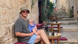 Klas Eriksson Instagram - Då är man tillbaka på världshaven igen. 
Den här gången utan Gurra och Henke. Men med min egna lilla familj och mina bästa vänner. 
Vi äter, badar, äter lite till, dricker något gott, badar igen, seglar vidare till en ny pittoresk hamn varje kväll. 
Kroatien visar upp sig från sin bästa sida och jag älskar det. 
Vill rikta ett stort tack till @moresailing som har bjudit med oss på den här resan.
Det är så äckligt bra uppstyrt med allting. Man behöver inte tänka på en enda sak. Mat serveras, rutterna planeras, badplatserna är magiska, man behöver bara dyka upp och sen kan man njuta till max. Så tack för det! 
Sen fick vi den finaste besättningen med @carlfborg som rattar segelbåten och @filippaohberg som lagar den godaste maten man kan tänka sig. 
Tack till er för att ni gör den här resan till ett fint minne tillsammans med oss.
