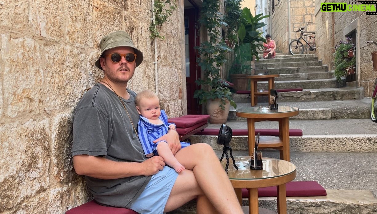 Klas Eriksson - 24.4K Likes - DƄ Ƥr man tillbaka pƄ vƤrldshaven igen.
Den hƤr gƄngen utan Gurra och Henke. Men med min egna lilla familj och mina bƤsta vƤnner.
Vi Ƥter, badar, Ƥter lite till, dricker nƄgot gott, badar igen, seglar vidare till en ny pittoresk hamn varje kvƤll.
Kroatien visar upp sig frƄn sin bƤsta sida och jag Ƥlskar det.
Vill rikta ett stort tack till @moresailing som har bjudit med oss pƄ den hƤr resan.
Det Ƥr sƄ Ƥckligt bra uppstyrt med allting. Man behƶver inte tƤnka pƄ en enda sak. Mat serveras, rutterna planeras, badplatserna Ƥr magiska, man behƶver bara dyka upp och sen kan man njuta till max. SƄ tack fƶr det!
Sen fick vi den finaste besƤttningen med @carlfborg som rattar segelbƄten och @filippaohberg som lagar den godaste maten man kan tƤnka sig.
Tack till er fƶr att ni gƶr den hƤr resan till ett fint minne tillsammans med oss.
