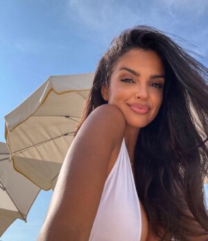 Klaudia El Dursi Instagram - St Tropez ☀️
Jak co roku zaglądamy tu choć na chwilę, mimo że zawsze obiecujemy sobie, że już ostatni raz, to to miejsce przyciąga i nigdzie indziej trufle i szampan nie smakują tak dobrze 💛