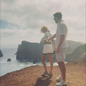 Klavdiya Vysokova Instagram - Наша любовь - пожар. Прилетели на остров и он загорелся. Не летают самолеты, но любовь - выше облаков ❤️