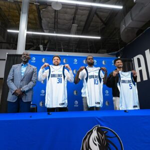 Klay Thompson Instagram - Great first day at the office, thank you for this opportunity! @dallasmavs