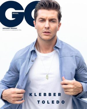 Klebber Toledo Instagram - O que você faz para compreender melhor o agora e o futuro?  A @gqbrasil
está sempre buscando as perguntas certas para evoluir nossos pensamentos, e assim vivermos melhor como sociedade. 
Capa de agosto, valeu #GQ 👊🏻 Foto: @pedrodimitrow | Stylist: @lucasboccalao | Grooming: @vanvansena | Produção executiva: @enzoamendola | Entrevista: @ademircorrea
@13thprod