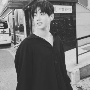Ko Ho-jung Instagram - 여름⋯ 초코랑 밀크가 보고 싶은 그 계단 😏