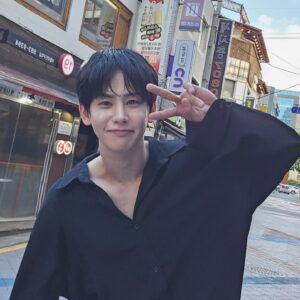 Ko Ho-jung Instagram - 여름⋯ 초코랑 밀크가 보고 싶은 그 계단 😏