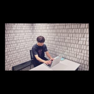 Koji Seto Instagram - ファンミーティングのスタッフTシャツだったこのTシャツ、皆さんの「欲しい！」という声もあり完全受注で販売する事になりました！

SetoLab 「せ」Tシャツ 3,500円

電話中も。

グッズの最後尾に並んでいる時も。

仕事中も。

観劇中も。

お掃除中も。

様々なところで着ていただけます！

詳細はストーリーをご覧下さい。