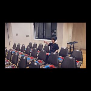 Koji Seto Instagram - ファンミーティングのスタッフTシャツだったこのTシャツ、皆さんの「欲しい！」という声もあり完全受注で販売する事になりました！

SetoLab 「せ」Tシャツ 3,500円

電話中も。

グッズの最後尾に並んでいる時も。

仕事中も。

観劇中も。

お掃除中も。

様々なところで着ていただけます！

詳細はストーリーをご覧下さい。