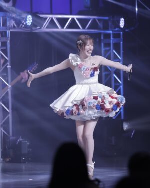 Kojima Karin Instagram - #小嶋花梨3rdソロコンサート 「瞳の中の花」
⁡
⁡
３度にわたるソロコンサートが全て終了しました!!
⁡
1st・2ndは私の作りたかった世界観にお客様を招待する。そんな気持ちで作っていたのですが、3回目はアイドルである今の姿を思う存分ファンの皆さんの瞳に焼き付けてもらおう!!と思って作りました🐶笑
⁡
⁡
6/28でデビュー8周年を迎えた同期も駆けつけてくれて、一緒に歌ってくれました!!ありがとう！
意外と3人で歌う機会ってあまり無いので、9年目はアイドル活動の中でも思い出が増やせたらな〜なんて思っています🌱
⁡
⁡
そしてNMB48のパフォーマンスユニット
「トゥインクル💫」
ステージを華やかにしてくれた皆には感謝しかありません!!ありがとうーーー!!
私も「だんさぶる！」で沢山幸せな景色を見てきたので、皆にも粘り強く頑張って欲しいのです🥹
そんなトゥインクルとステージが作れて私は嬉しかった🥰
⁡
⁡
⁡
3つのライブで何か一つは新たな挑戦をしてきたのですが、この半年でペアダンス、ポールダンス、ベース、楽曲制作に挑戦出来ました。
⁡
これもソロコンが無ければ経験できなかった事なので、想像もしてなかった自分に出会える喜びを常に感じていました😌
⁡
⁡
自分に満足する日は来ないと思うけど、
これからも貪欲にただ真っ直ぐに挑戦し続けたいと思います🌥
⁡
⁡
3公演を通して足を運んでくださった皆さん、
配信で見守ってくださった皆さん、
演出の金谷さん、Kakuさん、TERUさん、
メンバーの皆！支えてくださった全ての皆さん！
本当にありがとうございました😌🌻
⁡
⁡