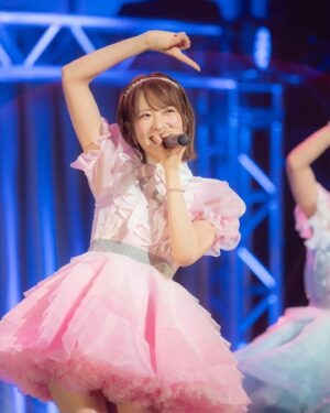 Kojima Karin Instagram - #小嶋花梨3rdソロコンサート 「瞳の中の花」
⁡
⁡
３度にわたるソロコンサートが全て終了しました!!
⁡
1st・2ndは私の作りたかった世界観にお客様を招待する。そんな気持ちで作っていたのですが、3回目はアイドルである今の姿を思う存分ファンの皆さんの瞳に焼き付けてもらおう!!と思って作りました🐶笑
⁡
⁡
6/28でデビュー8周年を迎えた同期も駆けつけてくれて、一緒に歌ってくれました!!ありがとう！
意外と3人で歌う機会ってあまり無いので、9年目はアイドル活動の中でも思い出が増やせたらな〜なんて思っています🌱
⁡
⁡
そしてNMB48のパフォーマンスユニット
「トゥインクル💫」
ステージを華やかにしてくれた皆には感謝しかありません!!ありがとうーーー!!
私も「だんさぶる！」で沢山幸せな景色を見てきたので、皆にも粘り強く頑張って欲しいのです🥹
そんなトゥインクルとステージが作れて私は嬉しかった🥰
⁡
⁡
⁡
3つのライブで何か一つは新たな挑戦をしてきたのですが、この半年でペアダンス、ポールダンス、ベース、楽曲制作に挑戦出来ました。
⁡
これもソロコンが無ければ経験できなかった事なので、想像もしてなかった自分に出会える喜びを常に感じていました😌
⁡
⁡
自分に満足する日は来ないと思うけど、
これからも貪欲にただ真っ直ぐに挑戦し続けたいと思います🌥
⁡
⁡
3公演を通して足を運んでくださった皆さん、
配信で見守ってくださった皆さん、
演出の金谷さん、Kakuさん、TERUさん、
メンバーの皆！支えてくださった全ての皆さん！
本当にありがとうございました😌🌻
⁡
⁡