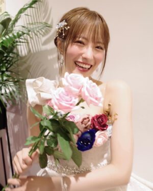 Kojima Karin Instagram - #小嶋花梨3rdソロコンサート 「瞳の中の花」
⁡
⁡
３度にわたるソロコンサートが全て終了しました!!
⁡
1st・2ndは私の作りたかった世界観にお客様を招待する。そんな気持ちで作っていたのですが、3回目はアイドルである今の姿を思う存分ファンの皆さんの瞳に焼き付けてもらおう!!と思って作りました🐶笑
⁡
⁡
6/28でデビュー8周年を迎えた同期も駆けつけてくれて、一緒に歌ってくれました!!ありがとう！
意外と3人で歌う機会ってあまり無いので、9年目はアイドル活動の中でも思い出が増やせたらな〜なんて思っています🌱
⁡
⁡
そしてNMB48のパフォーマンスユニット
「トゥインクル💫」
ステージを華やかにしてくれた皆には感謝しかありません!!ありがとうーーー!!
私も「だんさぶる！」で沢山幸せな景色を見てきたので、皆にも粘り強く頑張って欲しいのです🥹
そんなトゥインクルとステージが作れて私は嬉しかった🥰
⁡
⁡
⁡
3つのライブで何か一つは新たな挑戦をしてきたのですが、この半年でペアダンス、ポールダンス、ベース、楽曲制作に挑戦出来ました。
⁡
これもソロコンが無ければ経験できなかった事なので、想像もしてなかった自分に出会える喜びを常に感じていました😌
⁡
⁡
自分に満足する日は来ないと思うけど、
これからも貪欲にただ真っ直ぐに挑戦し続けたいと思います🌥
⁡
⁡
3公演を通して足を運んでくださった皆さん、
配信で見守ってくださった皆さん、
演出の金谷さん、Kakuさん、TERUさん、
メンバーの皆！支えてくださった全ての皆さん！
本当にありがとうございました😌🌻
⁡
⁡