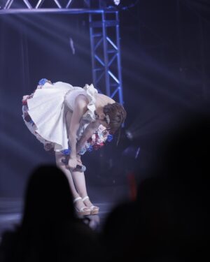 Kojima Karin Instagram - #小嶋花梨3rdソロコンサート 「瞳の中の花」
⁡
⁡
３度にわたるソロコンサートが全て終了しました!!
⁡
1st・2ndは私の作りたかった世界観にお客様を招待する。そんな気持ちで作っていたのですが、3回目はアイドルである今の姿を思う存分ファンの皆さんの瞳に焼き付けてもらおう!!と思って作りました🐶笑
⁡
⁡
6/28でデビュー8周年を迎えた同期も駆けつけてくれて、一緒に歌ってくれました!!ありがとう！
意外と3人で歌う機会ってあまり無いので、9年目はアイドル活動の中でも思い出が増やせたらな〜なんて思っています🌱
⁡
⁡
そしてNMB48のパフォーマンスユニット
「トゥインクル💫」
ステージを華やかにしてくれた皆には感謝しかありません!!ありがとうーーー!!
私も「だんさぶる！」で沢山幸せな景色を見てきたので、皆にも粘り強く頑張って欲しいのです🥹
そんなトゥインクルとステージが作れて私は嬉しかった🥰
⁡
⁡
⁡
3つのライブで何か一つは新たな挑戦をしてきたのですが、この半年でペアダンス、ポールダンス、ベース、楽曲制作に挑戦出来ました。
⁡
これもソロコンが無ければ経験できなかった事なので、想像もしてなかった自分に出会える喜びを常に感じていました😌
⁡
⁡
自分に満足する日は来ないと思うけど、
これからも貪欲にただ真っ直ぐに挑戦し続けたいと思います🌥
⁡
⁡
3公演を通して足を運んでくださった皆さん、
配信で見守ってくださった皆さん、
演出の金谷さん、Kakuさん、TERUさん、
メンバーの皆！支えてくださった全ての皆さん！
本当にありがとうございました😌🌻
⁡
⁡