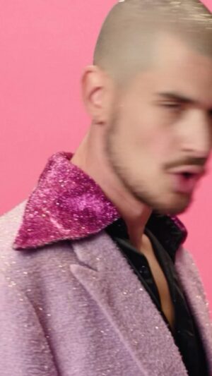 Koriass Instagram - Déjà 5 ans pour le clip de Cinq à sept! Quel plaisir d’avoir pris une douche de paillettes pour l’occasion. Merci à toustes qui ont ajouté un visionnement 🍸🏈♥️

Shout out à @lesgamins pour le chef d’oeuvre visuel 📹