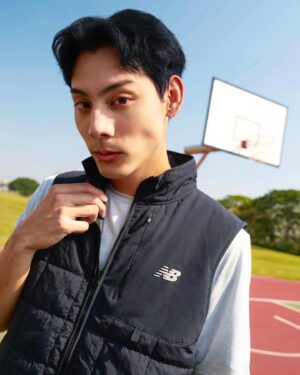 Kota Kagami Instagram - 最近開始迷戀上跑步🏃🏻
自從穿過NB 最新一代跑鞋1080v13
真心愛上
前所未有的Q彈腳感
用的是 Fresh Foam X 科技中底
一雙好的跑步鞋可以讓你
跑得更快 跑得更遠
不信去門市試穿就知道我說的是什麼感覺

#NewBalance 
#FreshFoamX 
#1080v13 
#runyourway
