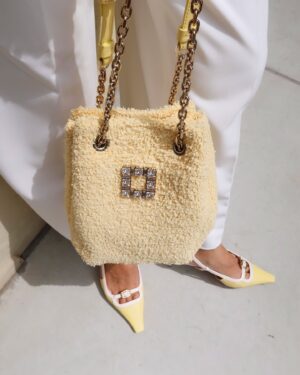 Kotoko Yamaga Instagram - ホワイト×イエロー🍋

爽やかなテイストが大好物🤍

#ロジェヴィヴィエ
#PR #rogervivier