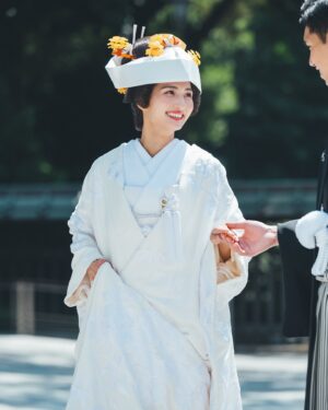 Kotoko Yamaga Instagram - 7月のよく晴れた日☀️

明治神宮にて結婚式を執り行いました。

ちょうど梅雨明けのタイミングで、
式の当日は気持ちの良いお天気でした。
最高気温36度の中着る白無垢は…ご想像の通り、
ものすごく暑かったです。笑
私だけでなくご列席いただいた皆様も
相当過酷な思いをしたのではないかと思います…
父は「祝い事というより修行みたいだね」
なんて言っていました😅

結婚式は親族だけで行う予定でしたが、
どうしても私の親友達には同じ時間を共有したくて
私のわがままで親友達にも来てもらいました。
早織、絵里、菜々、リリコ。
(来られなかったけど、あっこも♡)
東京に来てからの家族のような存在なので、
式に参列してもらえて嬉しかったです☺️✨🤍

そしていつも仲良くしてもらっているカメラマンの @eeeeeeeno くんに撮影に来てもらい、
たくさん素敵な写真を撮ってもらいました🥹✨
いいのくん、ありがとう。

式についてはまだまだ載せたい写真や
エピソードがあるのですが、あまりに多いと
お腹いっぱいになってしまうと思うので
サブスクの方にたくさん載せたいと思います🥺

#神前式 #結婚式 #明治神宮