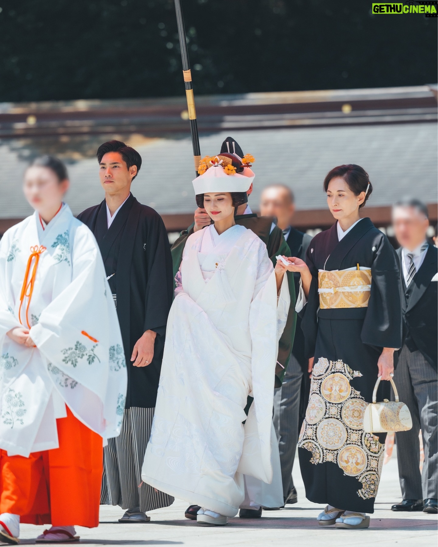 Kotoko Yamaga - 39.4K Likes - 7月のよく晴れた日☀️
明治神宮にて結婚式を執り行いました。
ちょうど梅雨明けのタイミングで、
式の当日は気持ちの良いお天気でした。
最高気温36度の中着る白無垢は…ご想像の通り、
ものすごく暑かったです。笑
私だけでなくご列席いただいた皆様も
相当過酷な思いをしたのではないかと思います…
父は「祝い事というより修行みたいだね」
なんて言っていました😅
結婚式は親族だけで行う予定でしたが、
どうしても私の親友達には同じ時間を共有したくて
私のわがままで親友達にも来てもらいました。
早織、絵里、菜々、リリコ。
(来られなかったけど、あっこも♡)
東京に来てからの家族のような存在なので、
式に参列してもらえて嬉しかったです☺️✨🤍
そしていつも仲良くしてもらっているカメラマンの @eeeeeeeno くんに撮影に来てもらい、
たくさん素敵な写真を撮ってもらいました🥹✨
いいのくん、ありがとう。
式についてはまだまだ載せたい写真や
エピソードがあるのですが、あまりに多いと
お腹いっぱいになってしまうと思うので
サブスクの方にたくさん載せたいと思います🥺
#神前式 #結婚式 #明治神宮