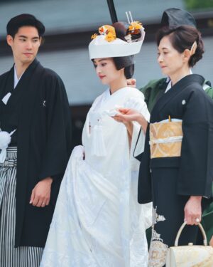 Kotoko Yamaga Instagram - 7月のよく晴れた日☀️

明治神宮にて結婚式を執り行いました。

ちょうど梅雨明けのタイミングで、
式の当日は気持ちの良いお天気でした。
最高気温36度の中着る白無垢は…ご想像の通り、
ものすごく暑かったです。笑
私だけでなくご列席いただいた皆様も
相当過酷な思いをしたのではないかと思います…
父は「祝い事というより修行みたいだね」
なんて言っていました😅

結婚式は親族だけで行う予定でしたが、
どうしても私の親友達には同じ時間を共有したくて
私のわがままで親友達にも来てもらいました。
早織、絵里、菜々、リリコ。
(来られなかったけど、あっこも♡)
東京に来てからの家族のような存在なので、
式に参列してもらえて嬉しかったです☺️✨🤍

そしていつも仲良くしてもらっているカメラマンの @eeeeeeeno くんに撮影に来てもらい、
たくさん素敵な写真を撮ってもらいました🥹✨
いいのくん、ありがとう。

式についてはまだまだ載せたい写真や
エピソードがあるのですが、あまりに多いと
お腹いっぱいになってしまうと思うので
サブスクの方にたくさん載せたいと思います🥺

#神前式 #結婚式 #明治神宮