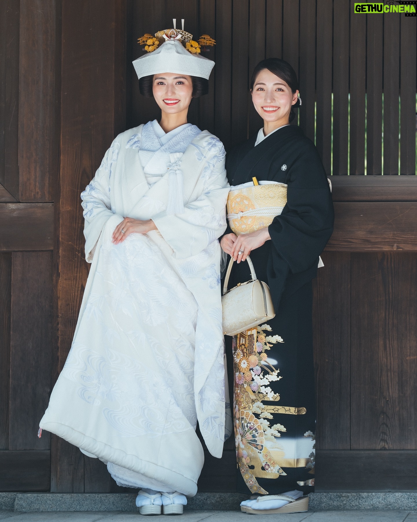 Kotoko Yamaga - 39.4K Likes - 7月のよく晴れた日☀️
明治神宮にて結婚式を執り行いました。
ちょうど梅雨明けのタイミングで、
式の当日は気持ちの良いお天気でした。
最高気温36度の中着る白無垢は…ご想像の通り、
ものすごく暑かったです。笑
私だけでなくご列席いただいた皆様も
相当過酷な思いをしたのではないかと思います…
父は「祝い事というより修行みたいだね」
なんて言っていました😅
結婚式は親族だけで行う予定でしたが、
どうしても私の親友達には同じ時間を共有したくて
私のわがままで親友達にも来てもらいました。
早織、絵里、菜々、リリコ。
(来られなかったけど、あっこも♡)
東京に来てからの家族のような存在なので、
式に参列してもらえて嬉しかったです☺️✨🤍
そしていつも仲良くしてもらっているカメラマンの @eeeeeeeno くんに撮影に来てもらい、
たくさん素敵な写真を撮ってもらいました🥹✨
いいのくん、ありがとう。
式についてはまだまだ載せたい写真や
エピソードがあるのですが、あまりに多いと
お腹いっぱいになってしまうと思うので
サブスクの方にたくさん載せたいと思います🥺
#神前式 #結婚式 #明治神宮