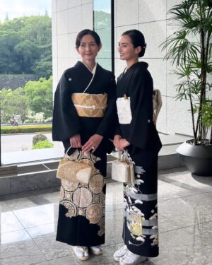Kotoko Yamaga Instagram - 母と黒留袖でぱしゃり📷

作っていただいた黒留袖です😊
自分で選んだのですが、いろんな方に褒めていただき嬉しかった！
落ち着いた色合いで、いくつになっても着られるかなと思い選んだお着物💎
山賀家の家紋も入っているので背筋が伸びました。
帯も光沢感のあるシンプル目なデザインにしたので、20代にしては落ち着きすぎているような気もしましたが…笑

姉の晴れの日を家族みんなと、大切な友人たちとで迎えられて本当に幸せでした！☺️