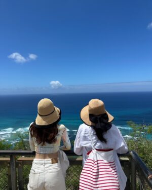 Kotoko Yamaga Instagram - また来年も行きたい🌺✨
 
何度行っても毎回楽しくてリフレッシュできて大好きな場所！
ハワイアン航空のフライトは、エクストラ・コンフォートのシートが広くて快適で、移動も楽しめた最高の旅になりました🤍

ハワイの美しい自然と文化を尊重し思いやりを持って旅を楽しむということにハワイアン航空が力を入れていて、それを「トラベル・ポノ」といいます。
天然資源や文化、コミュニティを守るために協力して、配慮をしながら旅を満喫すること。

素敵なハワイという場所を、またこれからも行きたいと想い続けられるように、みなさんもこういった配慮を心に置きながらハワイを旅しましょう🌺

#PR #HawaiianAirlines #TravelPono
#ハワイアン航空 #Hawaii
@hawaiianairlinesjp