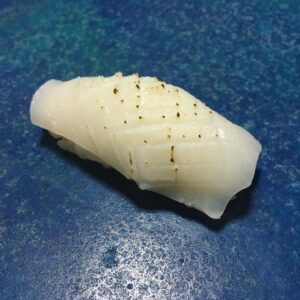 Kouta Okada Instagram - ヤリイカのお鮨
格子状に包丁入れて握って中央だけ炙ってレモンと藻ソルトで食べた
#イカ好きと繋がる予定あり
#イカスシグラム