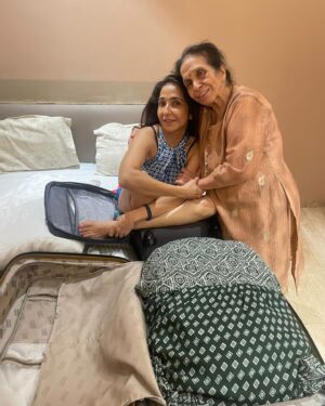 Krishika Lulla Instagram - Please don’t go 🥲 mom 
Hate when you leave me 
Why time flies away so fast 
Why can’t time pause when your with me 
My heart sinks when you leave 
I am missing you 
True love unconditional love is only MOM