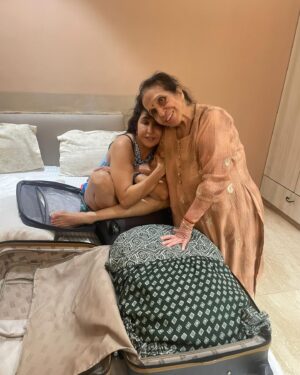 Krishika Lulla Instagram - Please don’t go 🥲 mom 
Hate when you leave me 
Why time flies away so fast 
Why can’t time pause when your with me 
My heart sinks when you leave 
I am missing you 
True love unconditional love is only MOM