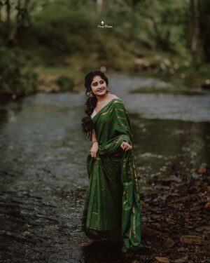 Krishnapriya K Nair Instagram - 🌿
Saree : @ithal.india 
Hair n makeup : @sathyaabheesh 

#photoshoot #photography #naturephotography #nature #saree