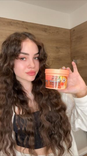 Kristal Shine Instagram - Naše vlasy dostanú v lete naozaj velmi zabrať! A preto je potrebné sa o nich dobre starať. Mojím Hero produktom sú ako inak masky GARNIER HAIR FOOD ktoré Ja ZBOŽŇUJEM.🤩
Je to snáď môj najoblúbenejší produkt na vlasy. A úprimne si neviem predstaviť že by som ho vo svojej rutine nemala. Za mňa rozhodne odporúčam vyskúšať ananás, banán a papayu!🫢
#spolupraca #garnier #garnierhairfood #hairfood #garnierfructis #hair @garnier_czsk