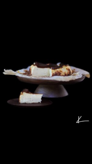 Kristína Nemčková Instagram - Basque Burnt Cheesecake pochází z baskické oblasti ve Španělsku, konkrétně z města San Sebastián. Vznikl v 90. letech v restauraci La Viña pod rukama kuchaře Santiaga Rivery, který chtěl vytvořit unikátní a snadno připravitelný dezert. Možná ani netušil, že vytvoří ikonický sýrový koláč.
Baskický cheesecake se na rozdíl od tradičních cheesecaků vyznačuje tmavou, spálenou kůrkou, která mu dodává jedinečnou karamelovou příchuť, a má krémovou texturu uvnitř bez korpusu ze sušenek.

Recept na www.madebykristina.cz/recepty

#kristinanemckova #basquecheesecake #cheesecake #madebykristina