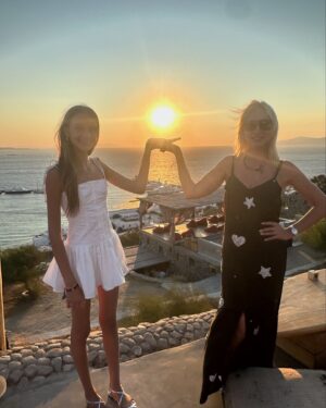 Kristina Orbakayte Instagram - Любимая традиция провожать закат на острове Миконос #mykonos 🇬🇷 🌅