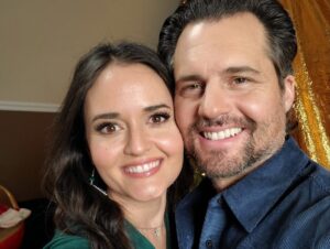 Kristoffer Polaha Instagram - Last week was a whirlwind! New York City was amazing and seeing all your shining faces at the @thats4ent  #christmascon23 was truly a joy for me. I love meeting you, hearing your stories, hugging your necks, and capturing a moment with you. Even I wanted my picture taken with a few actors whose work has impacted my life. I’ll see you next year!

#randyquaid #chevychase @danicamckellar