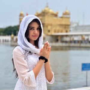 Krithi Shetty Instagram - Pray and trust 🤍
Here’s how my visit to #goldentemple went 🙏🏼