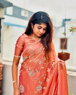 Kriti vamshini Instagram - Ok last of this saree series!🦋🫠

#saree #love #tamil #instagram