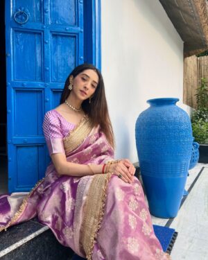 Kritika Avasthi Instagram - This place and the saree made me choose this song 🥰. 
Location @mango_trail 
Saree @safetyypins 
Mua & Hair @vrindaarora94.va 
📸 @piyushk003 
Styled by @saakshisabharwal 
Assisted by @karansehg 
Song choice?