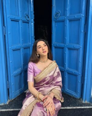 Kritika Avasthi Instagram - This place and the saree made me choose this song 🥰. 
Location @mango_trail 
Saree @safetyypins 
Mua & Hair @vrindaarora94.va 
📸 @piyushk003 
Styled by @saakshisabharwal 
Assisted by @karansehg 
Song choice?