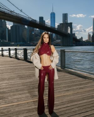 Kseniia Mishyna Instagram - Все свідоме життя я відчувала симпатію до Америки, не перебуваючи там. Можливо це пов’язано з професією, можливо зі спогадами з минулих життів))) 
Загалом, мій 3х тижневий досвід справді виявився цікавим, наповнюючим , яскравим. Галопом Америкою ми з сином пробіглися знатно. І чесно кажучи, я так і не зрозуміла людей, які систематично скаржаться на цю країну. Чи то мені часу не вистачило розглянути темні сторони, чи погляди у нас різні ) 

Отже, висновки: 
1 . Найбільша кричуща з багатьох куточків проблема - «в Америці пластмасові фрукти та овочі» на моєму досвіді виявилася банальним стереотипом. Вірите, смачніше абрикосів я не їла) Приголомшливі супермаркети із зеленими корнерами, де є все - від найсвіжіших овочів, фруктів та купи хелсі продуктів з крутими складами до гарячої смачної здорової їжі, не відходячи від каси.
2.Дух свободи - особливо сильно відчувається в Америці. Там усім на тебе начхати - в чому ти одягнений, чим нагодований , що ти говориш і як себе проявляєш. Особливе відчуття відсутності у повітрі слідів засудження та забобонів. Ти такий який ти є, зі своїм баченням цього світу. 
3.Всі посміхаються скрізь і завжди. І навіть якщо це не більше ніж етикет і маскувальні елементи, вони точно піднімають настрій і змушують відповідати взаємністю.
 
З мінусів: 

1.Дорого, занадто дорого! 
2.Швидкість досить висока. Хоча ми і побували тільки в найбільш концентрованих містах. Але думаю згодом цей момент вирішується самодисципліною. 
3.Іноді підводив сервіс. Зауважила, що часом у них орієнтир більше на картинку, ніж на зміст та комфорт. 
4.Холодний океан у Санта Моніці 🤣
5.Тропічні зливи в Маямі 🤣
6.Відсутність зручних транспортних сполучень у деяких штатах. тобто: в сенсі в тебе немає машини ? ) 

А загалом побувавши в одній із лідируючих світових країн, побачивши рівень прогресу та  іновацій , мені стало дивно усвідомлювати, що наш ворог не соромиться претендувати на входження до списку хедлайнерів, з такими примітивними смислами і такими ж примітивними штатами як воронеж,орел, краснодар та ін. ху…😁

Photo @lukki.pics 
Style @forbatok