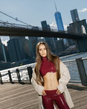 Kseniia Mishyna Instagram - Все свідоме життя я відчувала симпатію до Америки, не перебуваючи там. Можливо це пов’язано з професією, можливо зі спогадами з минулих життів))) 
Загалом, мій 3х тижневий досвід справді виявився цікавим, наповнюючим , яскравим. Галопом Америкою ми з сином пробіглися знатно. І чесно кажучи, я так і не зрозуміла людей, які систематично скаржаться на цю країну. Чи то мені часу не вистачило розглянути темні сторони, чи погляди у нас різні ) 

Отже, висновки: 
1 . Найбільша кричуща з багатьох куточків проблема - «в Америці пластмасові фрукти та овочі» на моєму досвіді виявилася банальним стереотипом. Вірите, смачніше абрикосів я не їла) Приголомшливі супермаркети із зеленими корнерами, де є все - від найсвіжіших овочів, фруктів та купи хелсі продуктів з крутими складами до гарячої смачної здорової їжі, не відходячи від каси.
2.Дух свободи - особливо сильно відчувається в Америці. Там усім на тебе начхати - в чому ти одягнений, чим нагодований , що ти говориш і як себе проявляєш. Особливе відчуття відсутності у повітрі слідів засудження та забобонів. Ти такий який ти є, зі своїм баченням цього світу. 
3.Всі посміхаються скрізь і завжди. І навіть якщо це не більше ніж етикет і маскувальні елементи, вони точно піднімають настрій і змушують відповідати взаємністю.
 
З мінусів: 

1.Дорого, занадто дорого! 
2.Швидкість досить висока. Хоча ми і побували тільки в найбільш концентрованих містах. Але думаю згодом цей момент вирішується самодисципліною. 
3.Іноді підводив сервіс. Зауважила, що часом у них орієнтир більше на картинку, ніж на зміст та комфорт. 
4.Холодний океан у Санта Моніці 🤣
5.Тропічні зливи в Маямі 🤣
6.Відсутність зручних транспортних сполучень у деяких штатах. тобто: в сенсі в тебе немає машини ? ) 

А загалом побувавши в одній із лідируючих світових країн, побачивши рівень прогресу та  іновацій , мені стало дивно усвідомлювати, що наш ворог не соромиться претендувати на входження до списку хедлайнерів, з такими примітивними смислами і такими ж примітивними штатами як воронеж,орел, краснодар та ін. ху…😁

Photo @lukki.pics 
Style @forbatok