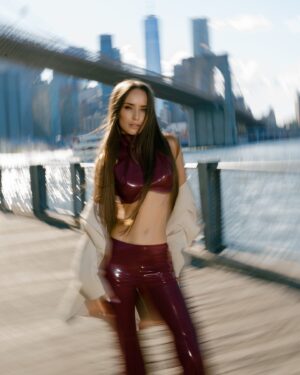 Kseniia Mishyna Instagram - Все свідоме життя я відчувала симпатію до Америки, не перебуваючи там. Можливо це пов’язано з професією, можливо зі спогадами з минулих життів))) 
Загалом, мій 3х тижневий досвід справді виявився цікавим, наповнюючим , яскравим. Галопом Америкою ми з сином пробіглися знатно. І чесно кажучи, я так і не зрозуміла людей, які систематично скаржаться на цю країну. Чи то мені часу не вистачило розглянути темні сторони, чи погляди у нас різні ) 

Отже, висновки: 
1 . Найбільша кричуща з багатьох куточків проблема - «в Америці пластмасові фрукти та овочі» на моєму досвіді виявилася банальним стереотипом. Вірите, смачніше абрикосів я не їла) Приголомшливі супермаркети із зеленими корнерами, де є все - від найсвіжіших овочів, фруктів та купи хелсі продуктів з крутими складами до гарячої смачної здорової їжі, не відходячи від каси.
2.Дух свободи - особливо сильно відчувається в Америці. Там усім на тебе начхати - в чому ти одягнений, чим нагодований , що ти говориш і як себе проявляєш. Особливе відчуття відсутності у повітрі слідів засудження та забобонів. Ти такий який ти є, зі своїм баченням цього світу. 
3.Всі посміхаються скрізь і завжди. І навіть якщо це не більше ніж етикет і маскувальні елементи, вони точно піднімають настрій і змушують відповідати взаємністю.
 
З мінусів: 

1.Дорого, занадто дорого! 
2.Швидкість досить висока. Хоча ми і побували тільки в найбільш концентрованих містах. Але думаю згодом цей момент вирішується самодисципліною. 
3.Іноді підводив сервіс. Зауважила, що часом у них орієнтир більше на картинку, ніж на зміст та комфорт. 
4.Холодний океан у Санта Моніці 🤣
5.Тропічні зливи в Маямі 🤣
6.Відсутність зручних транспортних сполучень у деяких штатах. тобто: в сенсі в тебе немає машини ? ) 

А загалом побувавши в одній із лідируючих світових країн, побачивши рівень прогресу та  іновацій , мені стало дивно усвідомлювати, що наш ворог не соромиться претендувати на входження до списку хедлайнерів, з такими примітивними смислами і такими ж примітивними штатами як воронеж,орел, краснодар та ін. ху…😁

Photo @lukki.pics 
Style @forbatok