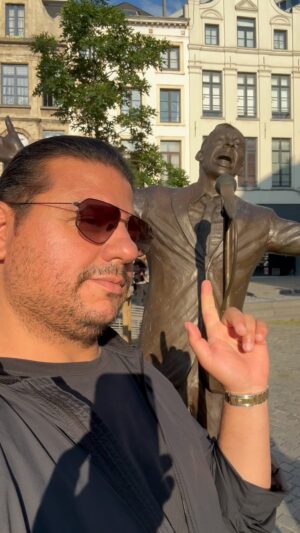 Kubat Instagram - Belçika’ lı efsane sanatçı Jaques Brel 🖤 en bilinen şarkısı belki “ne me quite pas” ama en az o kadar değerli “Vesoul” “La Valse à mille temps” ve “Ces gents-la”… Belçika’dan selamlar 🇧🇪🇹🇷