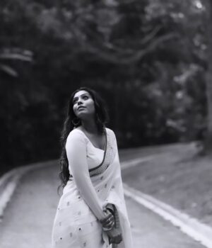 Kuhasini Gnanaseggaran Instagram - நீ கொண்டு வா காதல் வரம் ❤️🔥
.
.
Blouse @arudpa
.
Photography @pavetraarumugam 
.
Makeover @yogesmohan_mua 
.
.
 #malaysia #kl #kualalumpur #kuhasini #love #conceptart #trending #simple